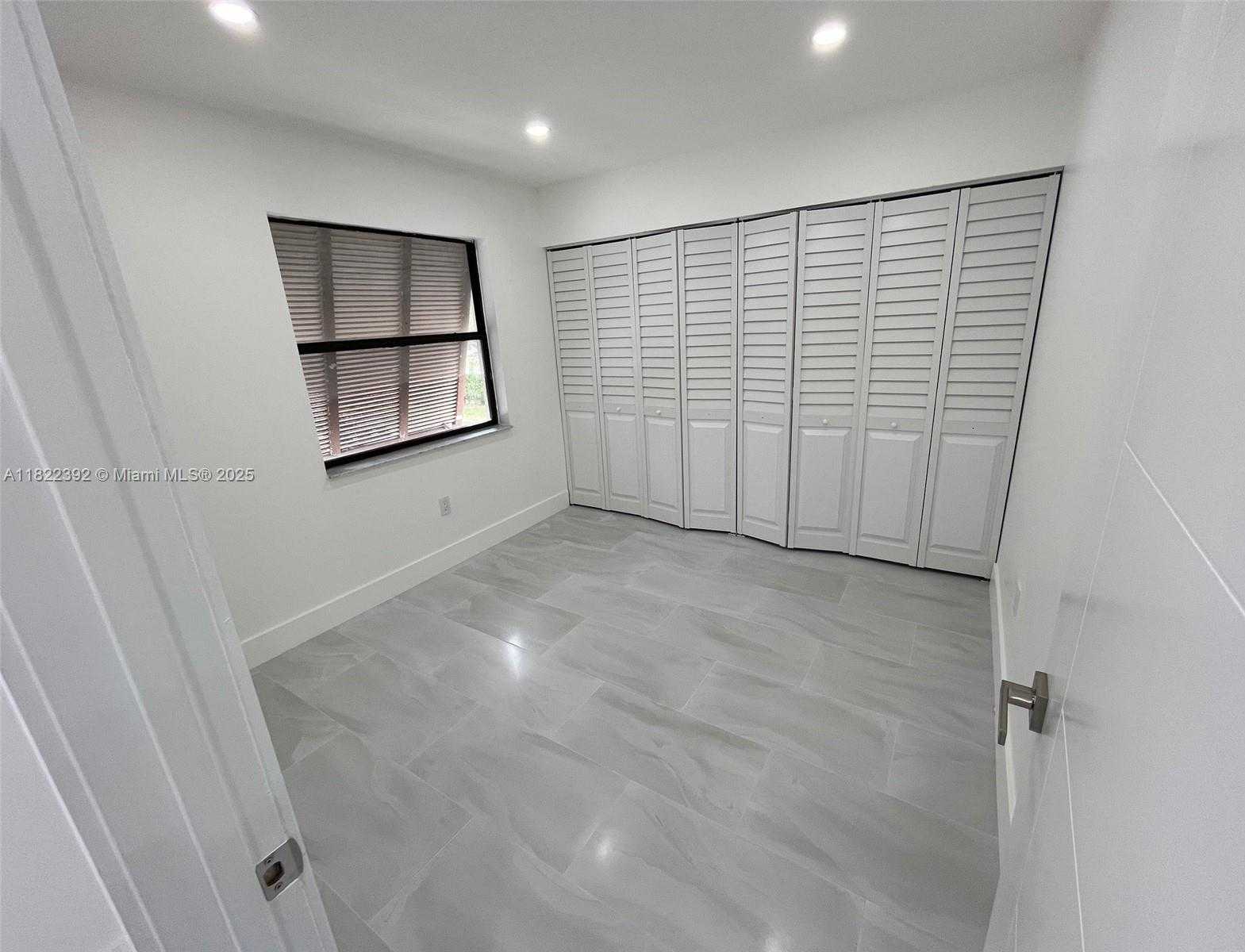 Small Image of Miami Number 11