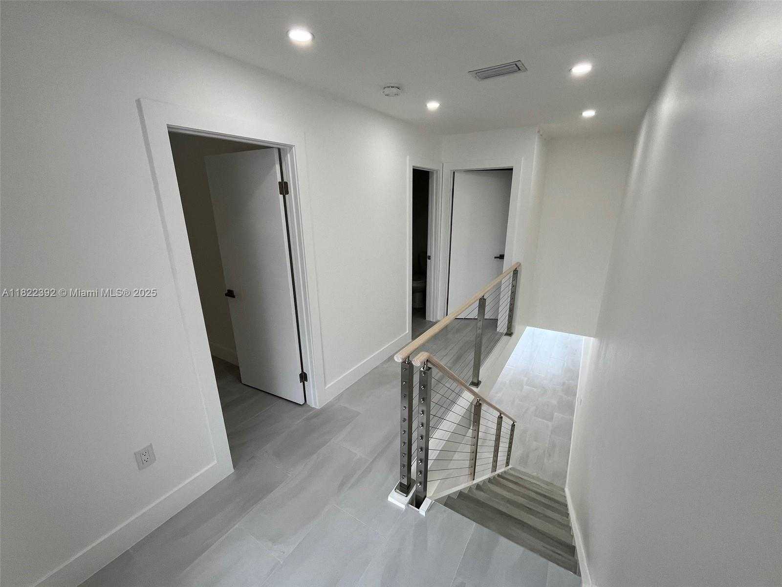 Small Image of Miami Number 7