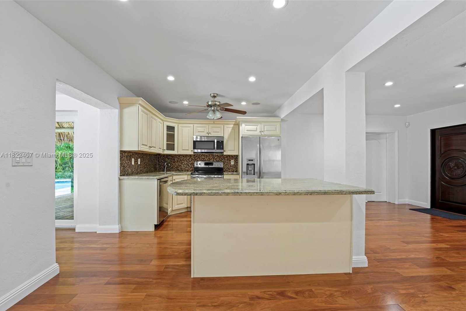 Small Image of 12730 IXORA RD, North Miami Number 10