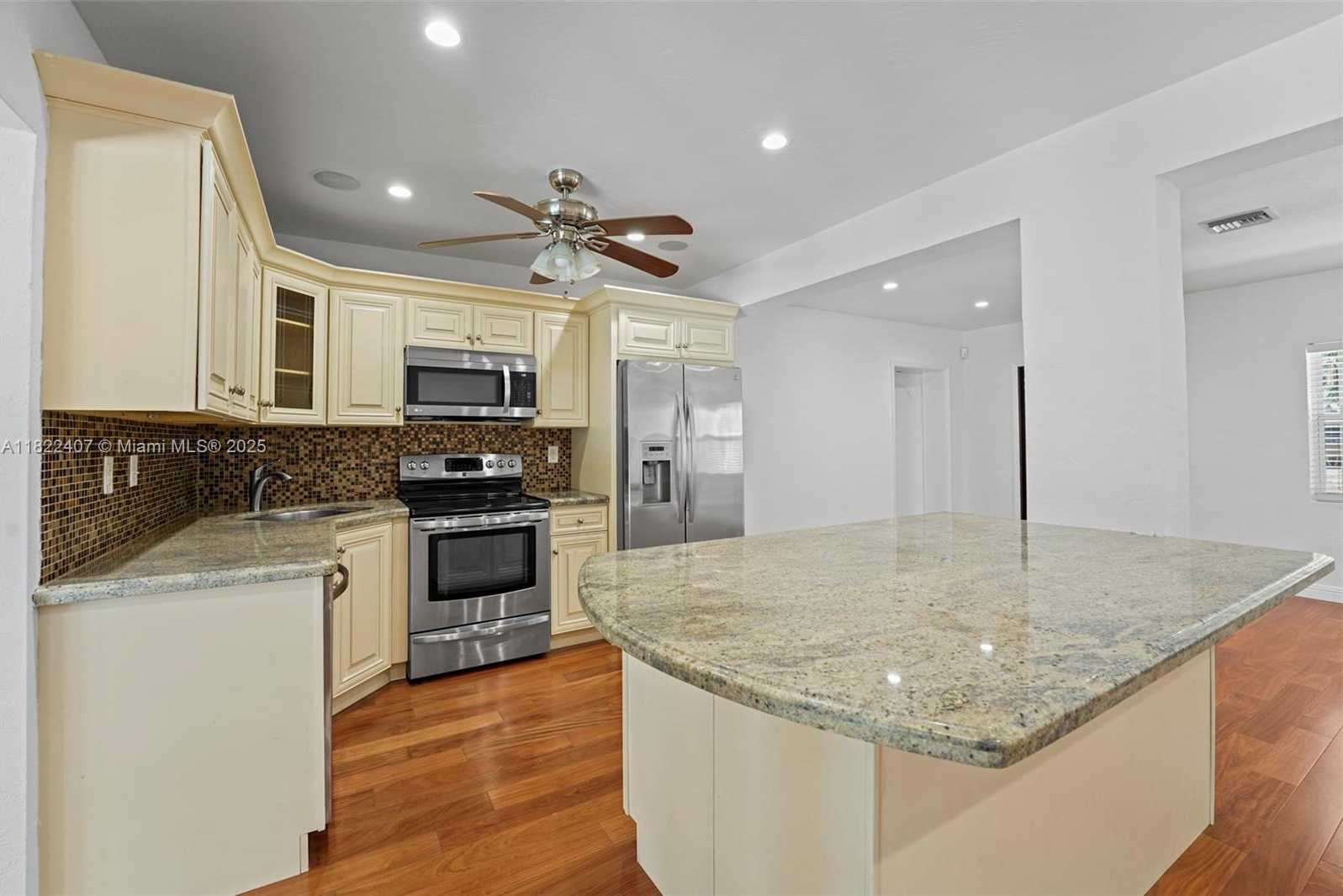 Small Image of 12730 IXORA RD, North Miami Number 11
