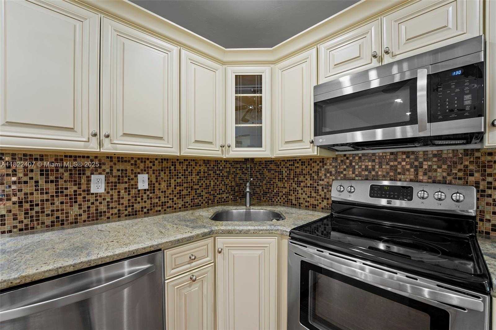 Small Image of 12730 IXORA RD, North Miami Number 13