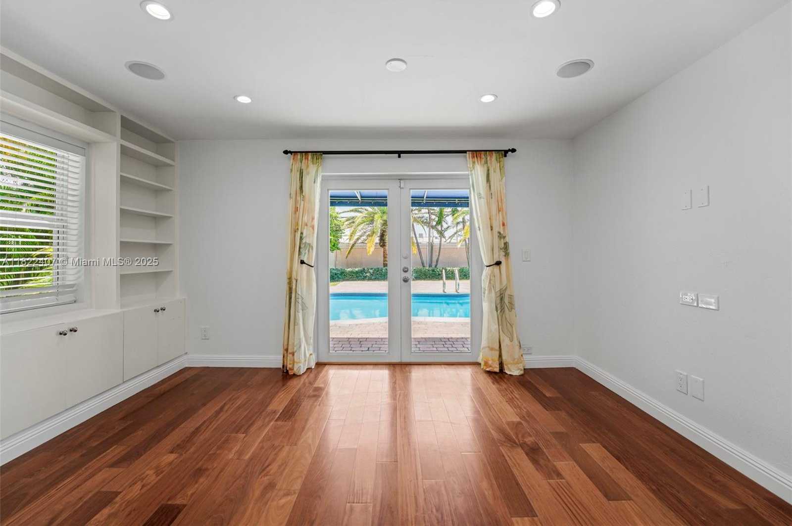Small Image of 12730 IXORA RD, North Miami Number 26