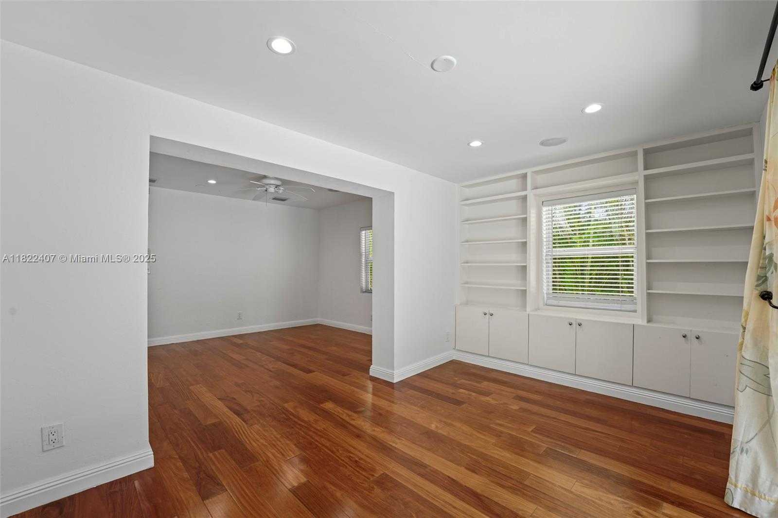 Small Image of 12730 IXORA RD, North Miami Number 27