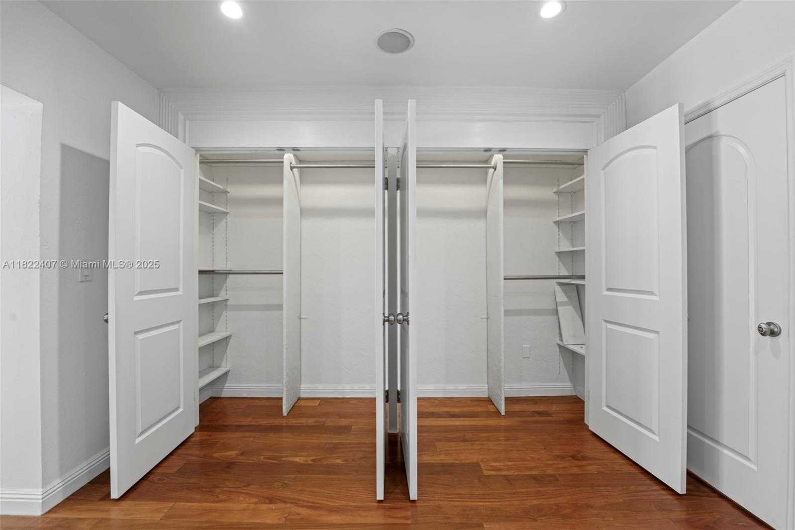 Small Image of 12730 IXORA RD, North Miami Number 28