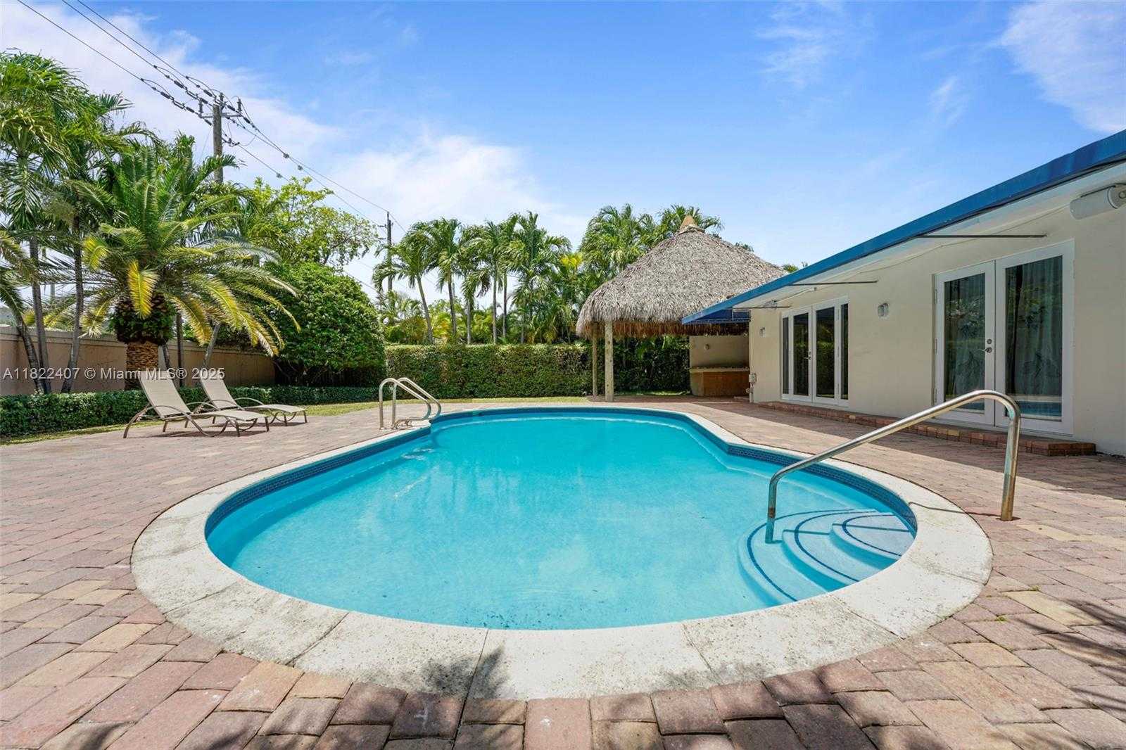 Small Image of 12730 IXORA RD, North Miami Number 3