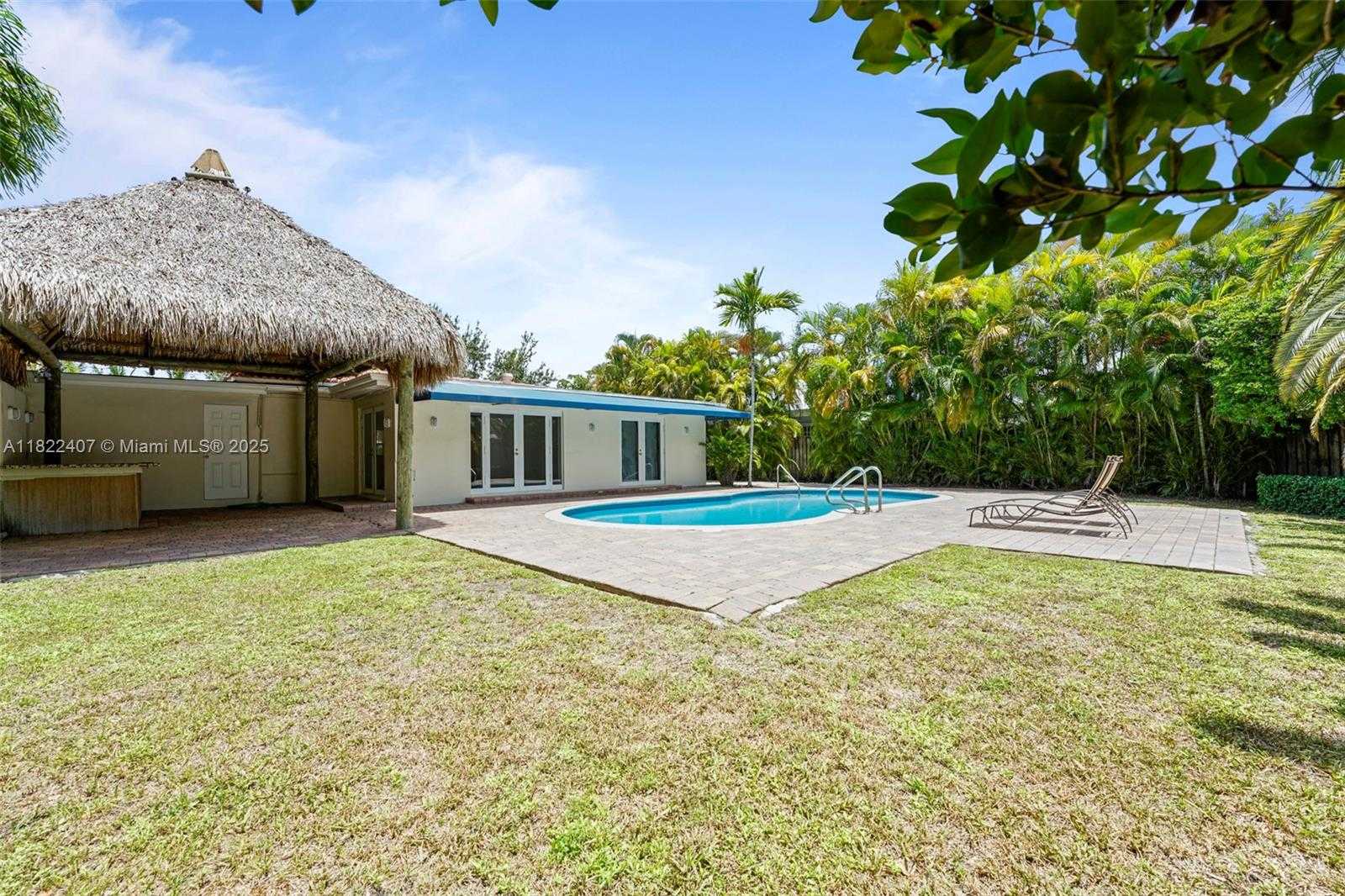 Small Image of 12730 IXORA RD, North Miami Number 4