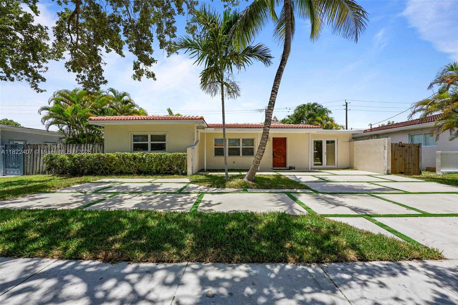 Small Image of 12730 IXORA RD, North Miami Number 5