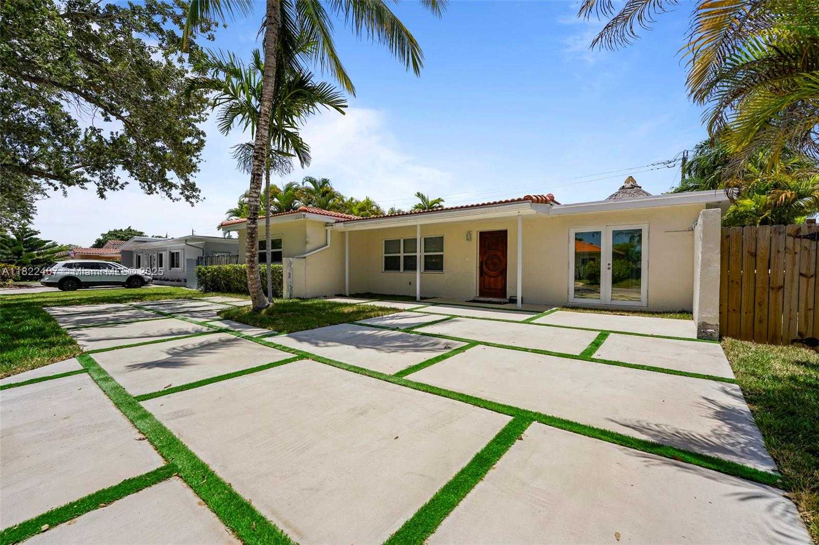 Small Image of 12730 IXORA RD, North Miami Number 6
