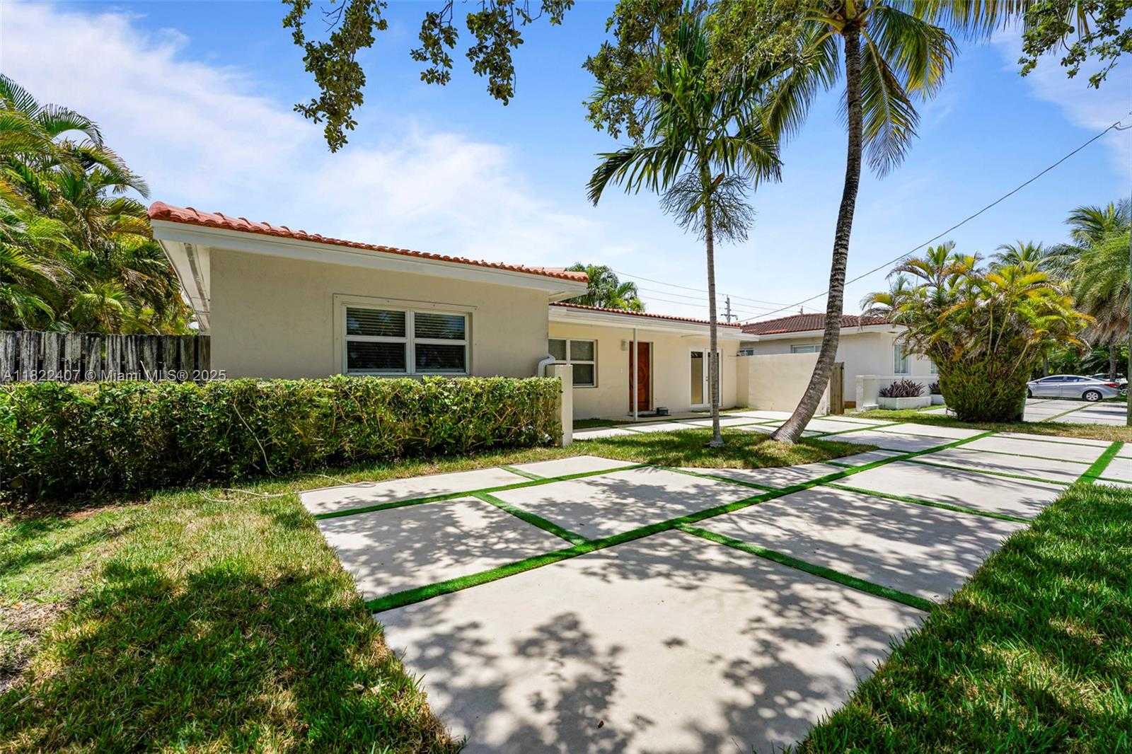 Small Image of 12730 IXORA RD, North Miami Number 7