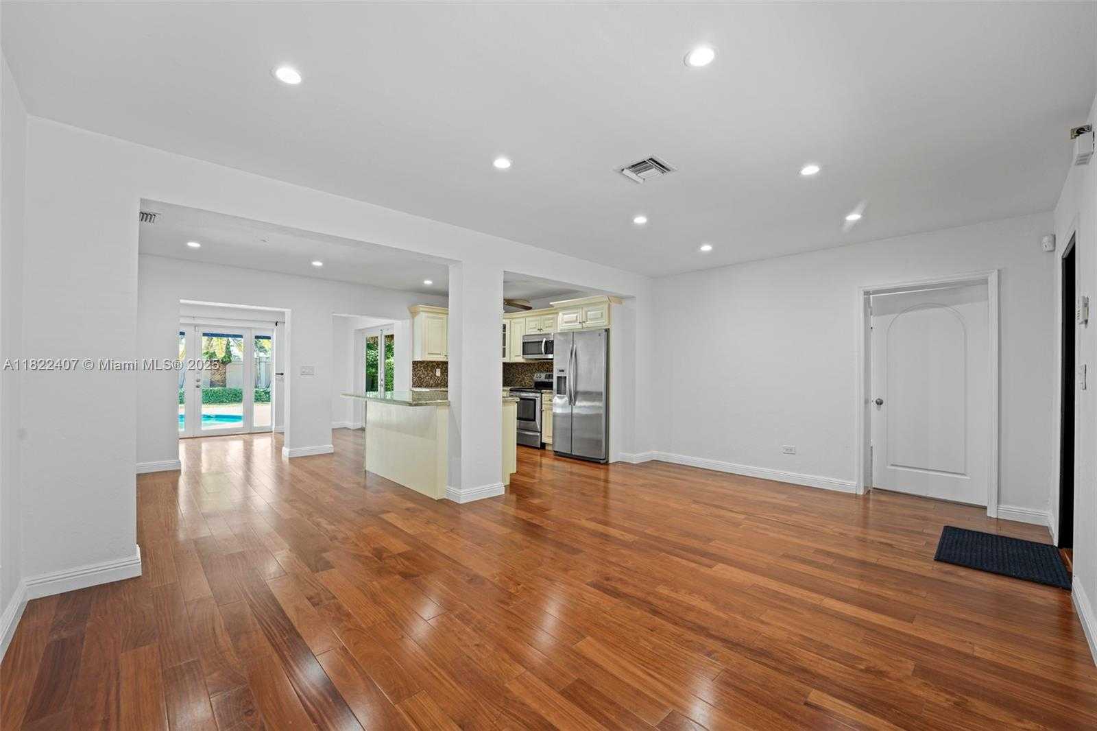 Small Image of 12730 IXORA RD, North Miami Number 8