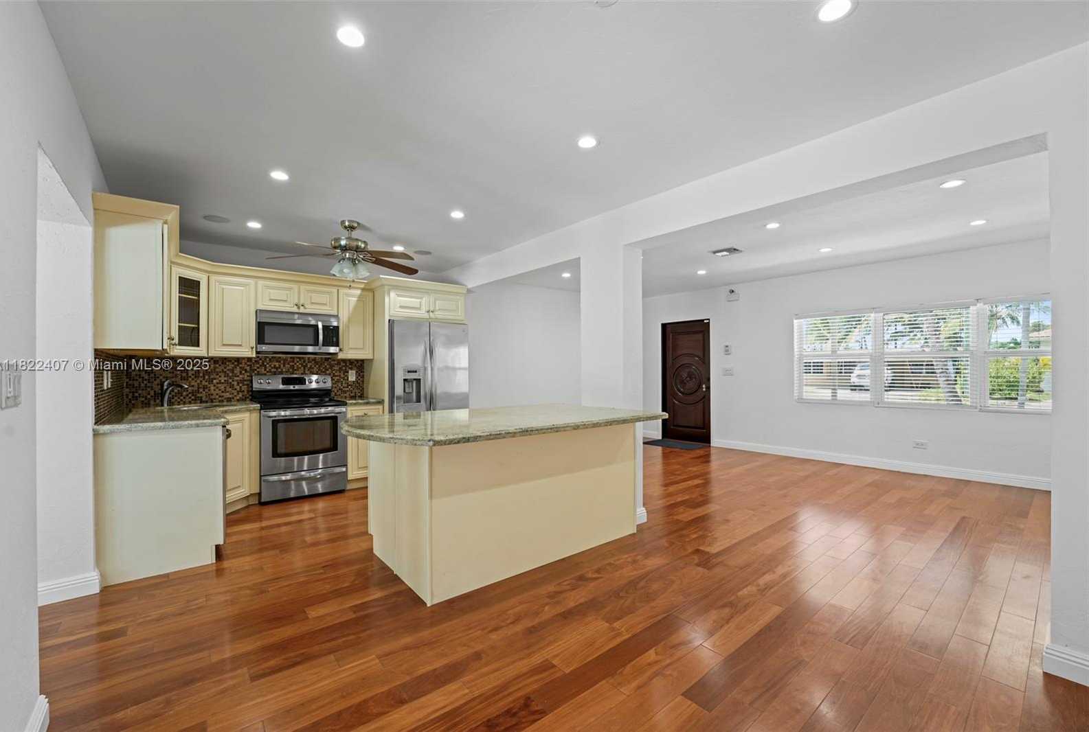 Small Image of 12730 IXORA RD, North Miami Number 9