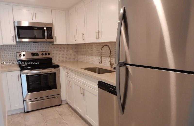 Small Image of 400 NORTH SURF RD #303, Hollywood Number 3