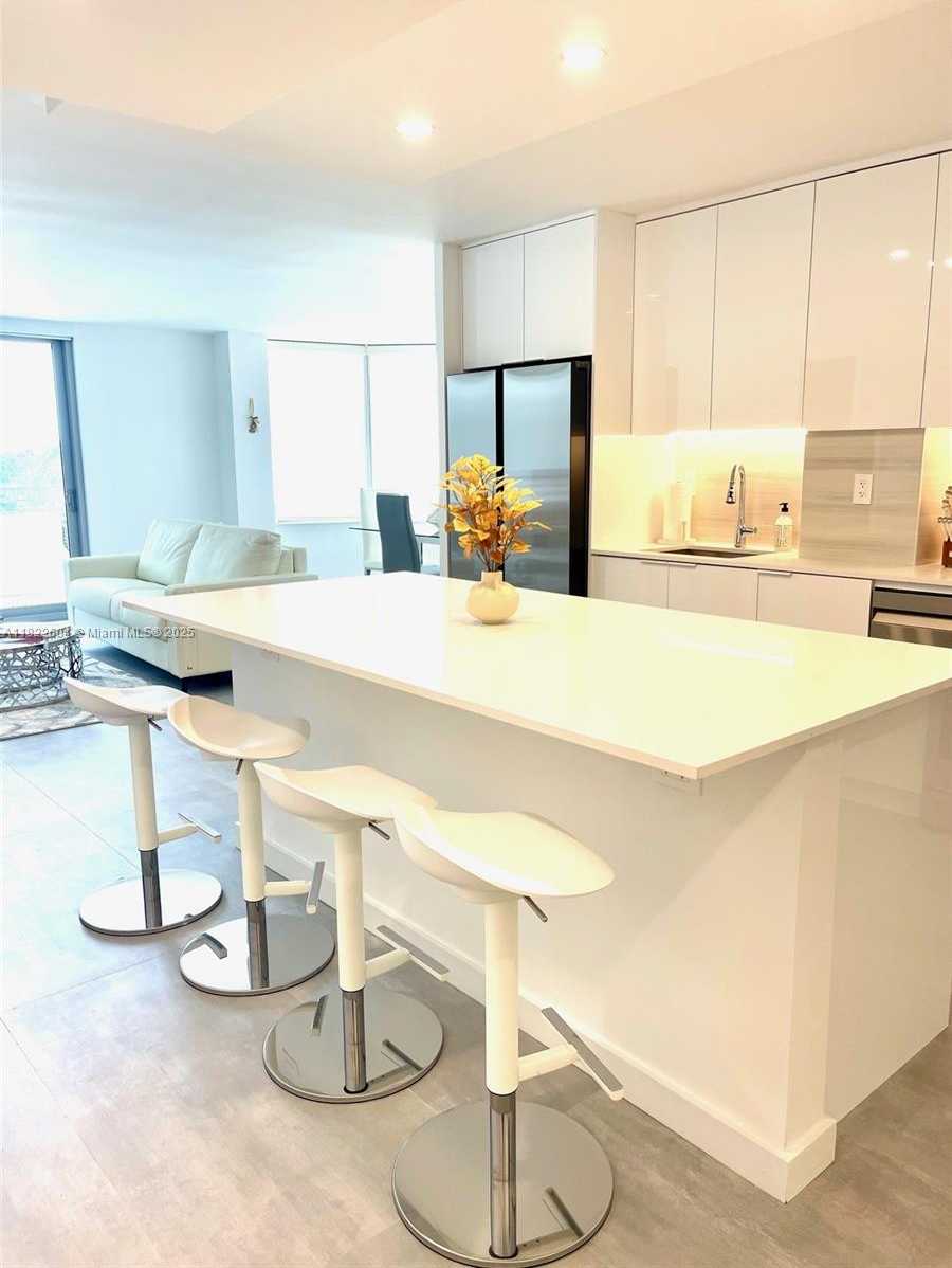 Small Image of 5555 COLLINS AVE #6A, Miami Beach Number 2