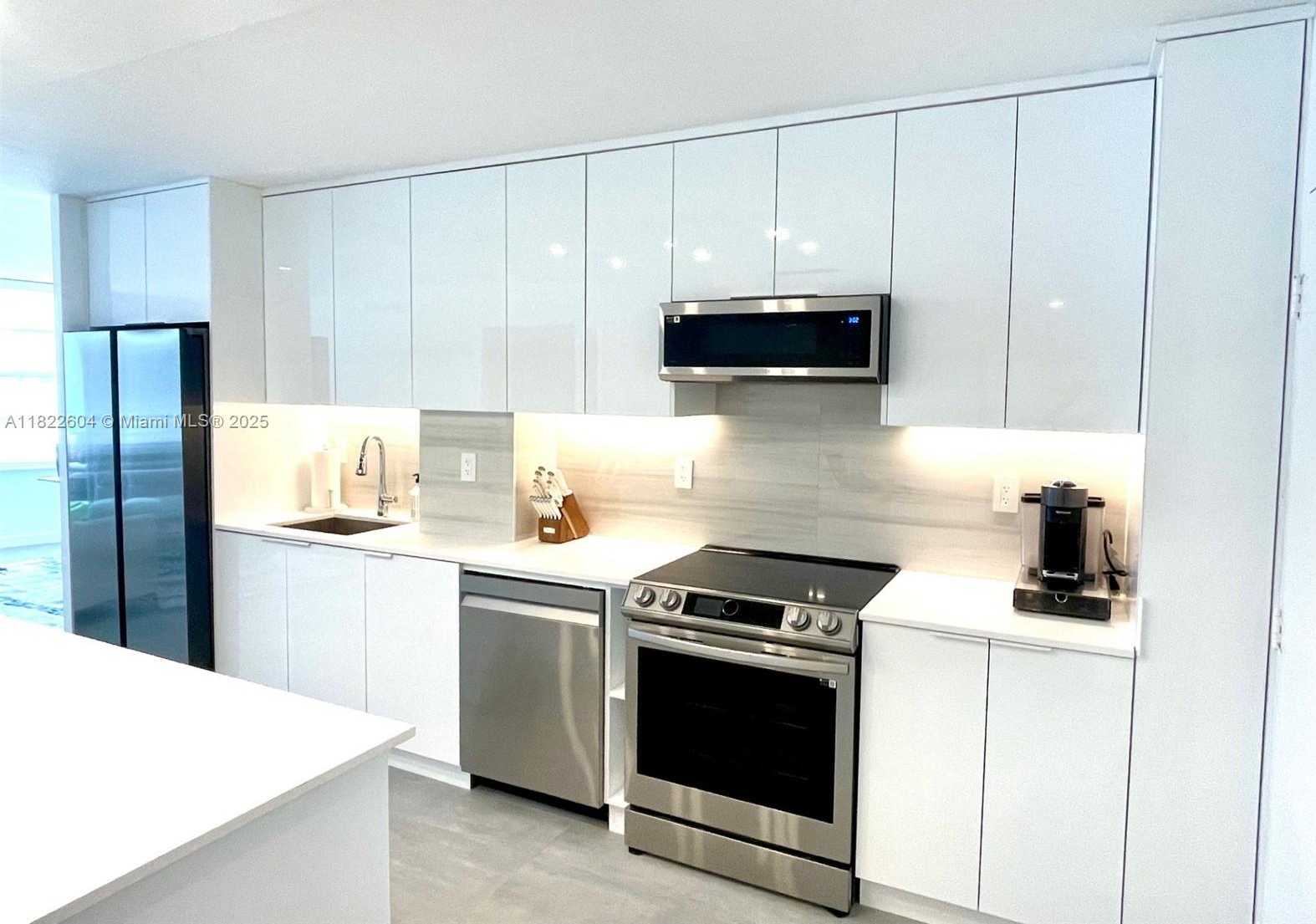 Small Image of 5555 COLLINS AVE #6A, Miami Beach Number 3