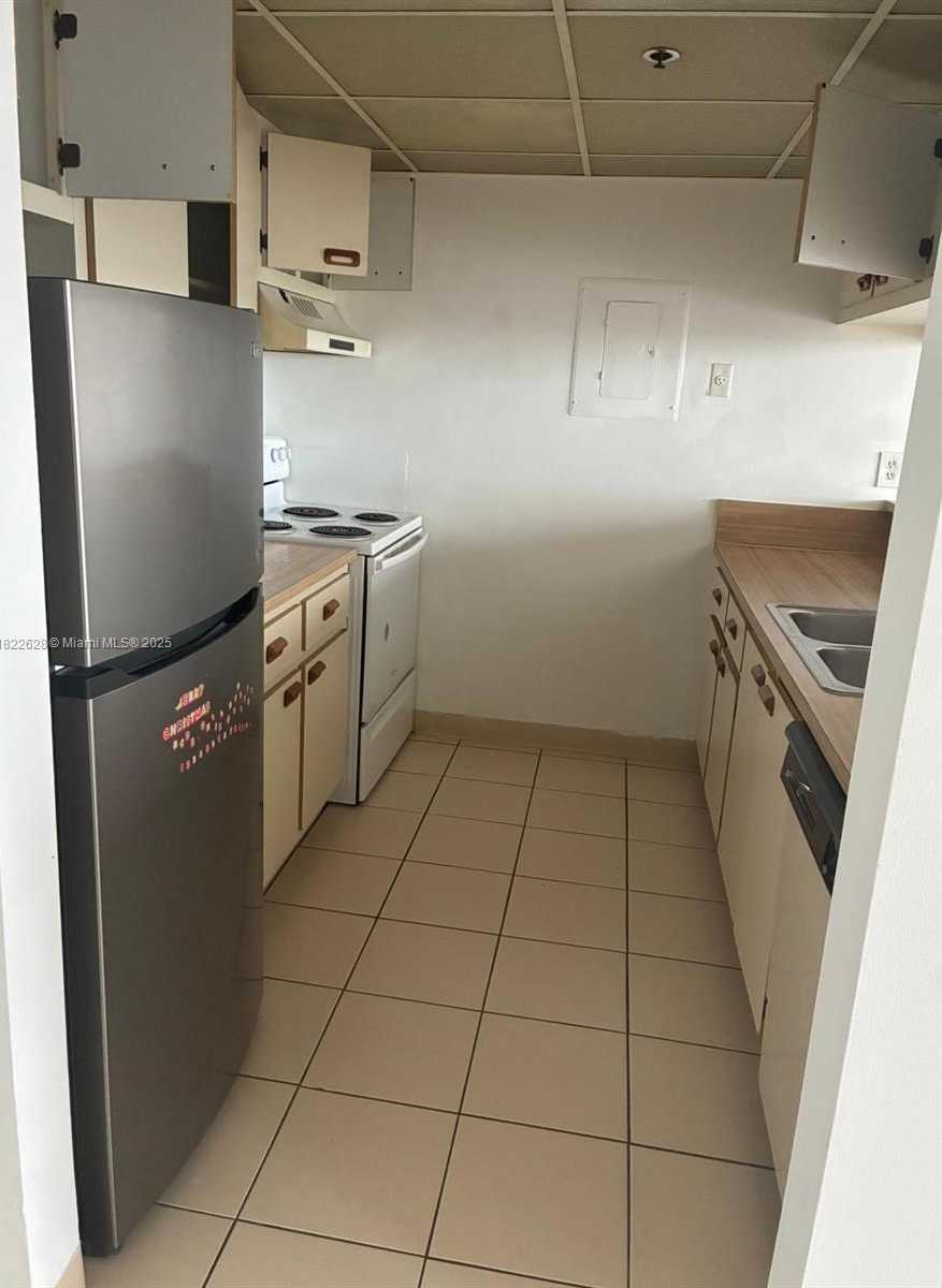 Small Image of 7601 EAST TREASURE DR #PH112, North Bay Village Number 11