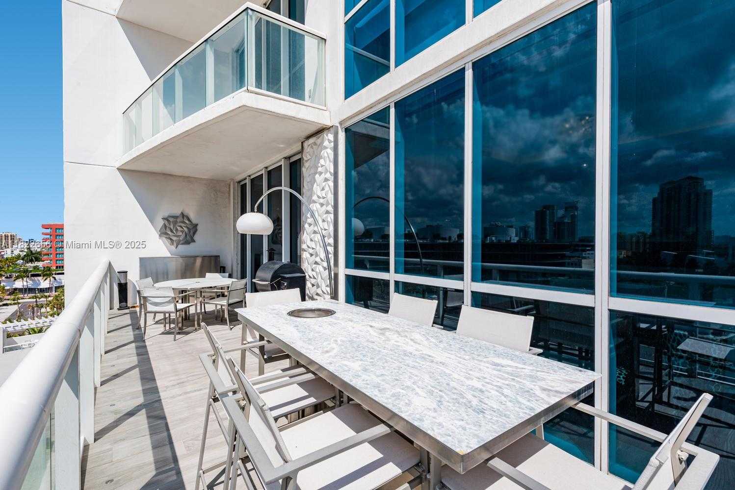 Small Image of 50 SOUTH POINTE DR #905, Miami Beach Number 12