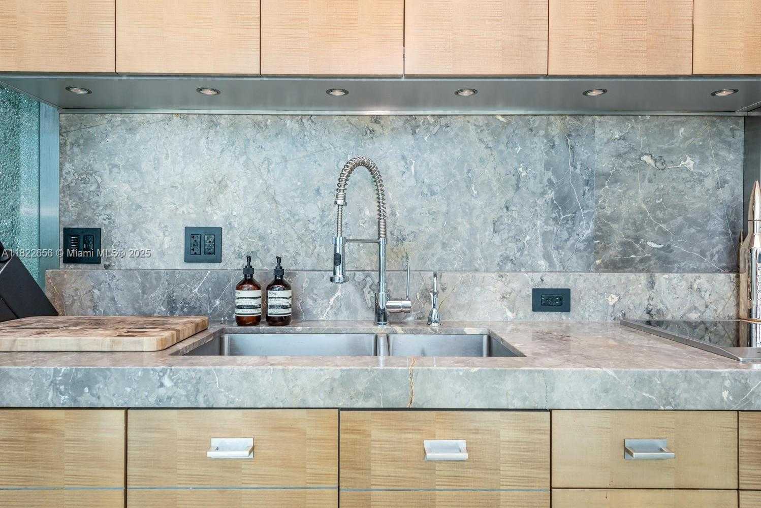 Small Image of 50 SOUTH POINTE DR #905, Miami Beach Number 13
