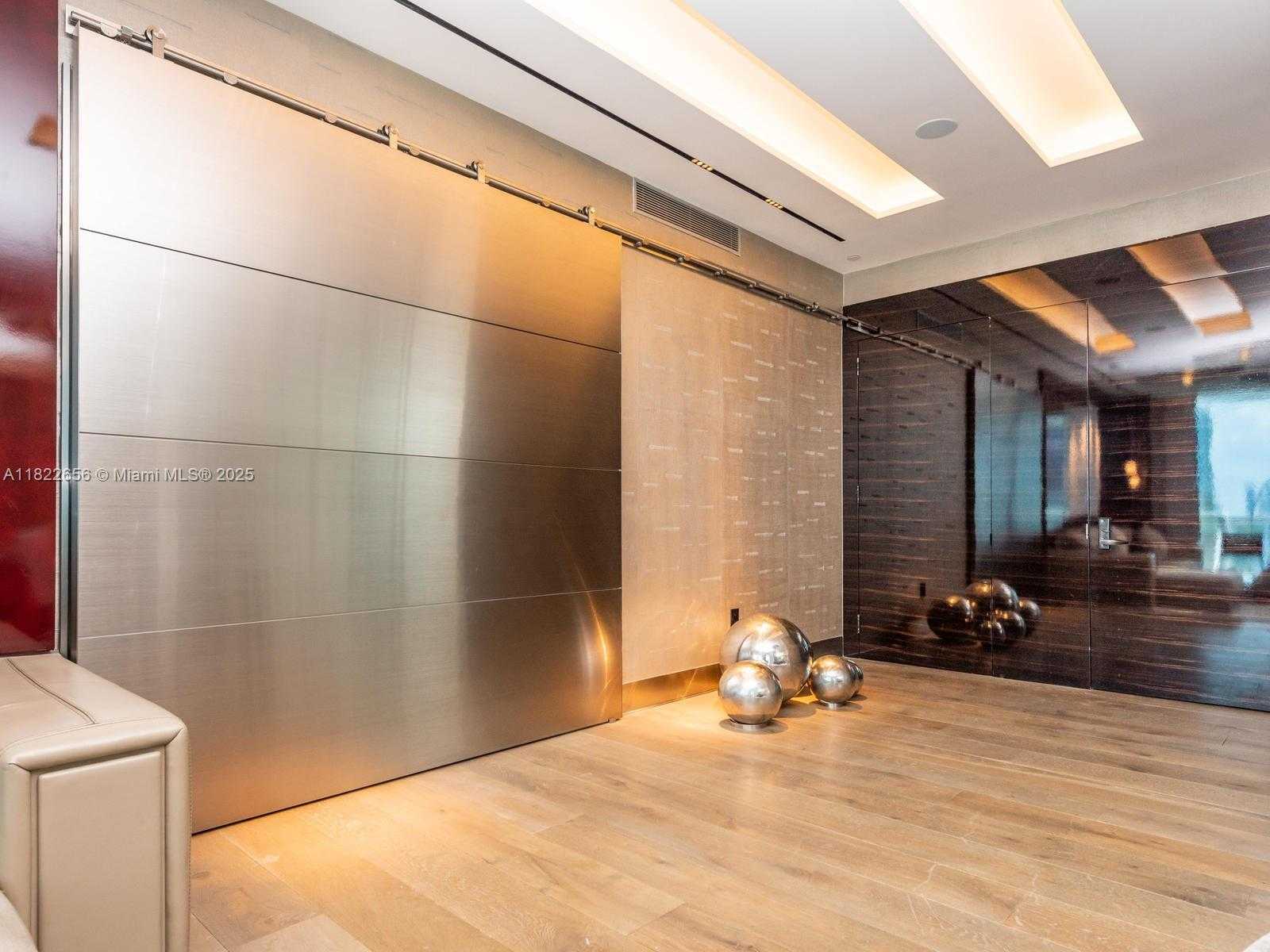 Small Image of 50 SOUTH POINTE DR #905, Miami Beach Number 17