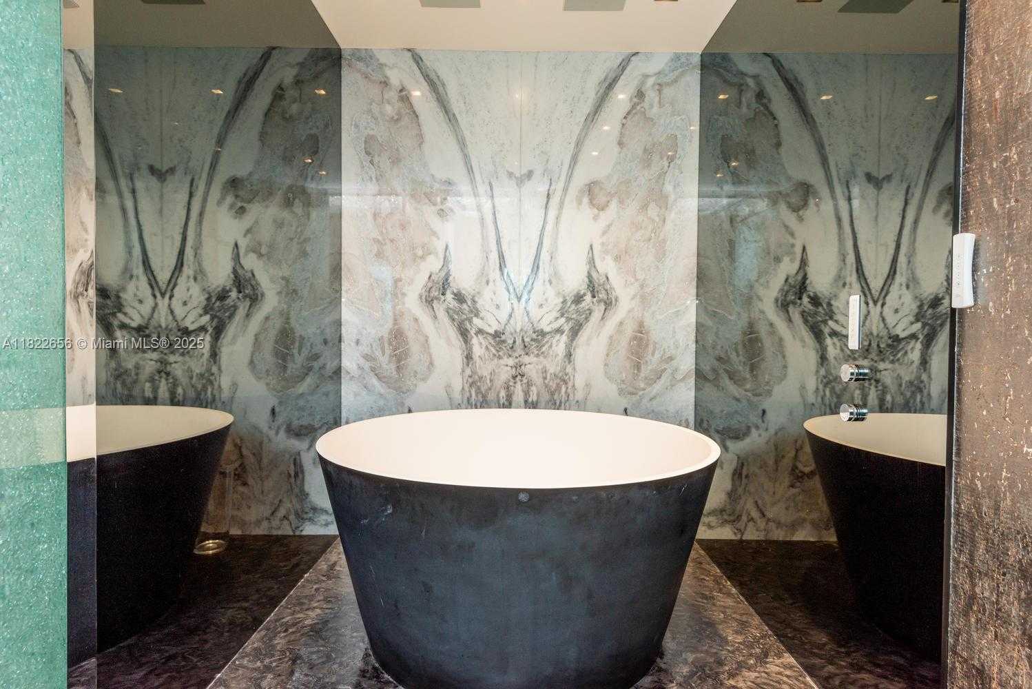 Small Image of 50 SOUTH POINTE DR #905, Miami Beach Number 22