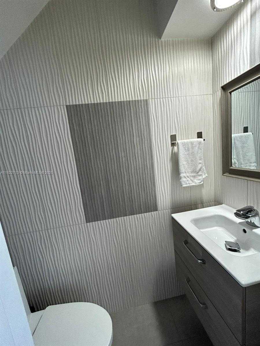 Small Image of 3065 NORTH 36TH AVE, Hollywood Number 21