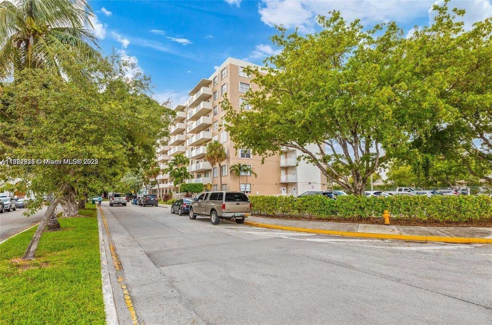 Small Image of 1455 NORTH TREASURE DR #2O, North Bay Village Number 3