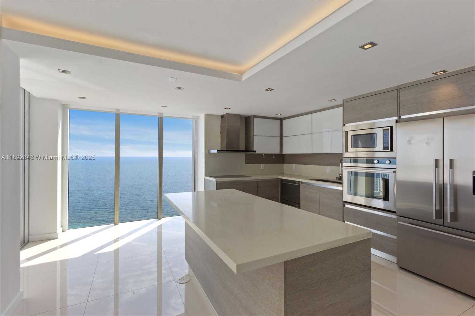 Small Image of 881 OCEAN DR #18F, Key Biscayne Number 3