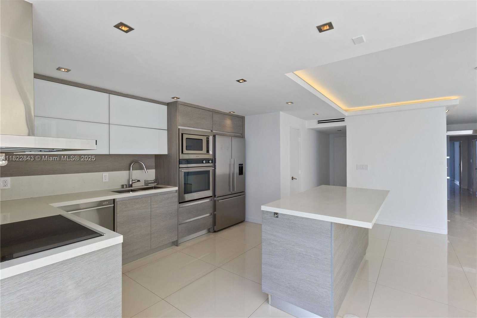 Small Image of 881 OCEAN DR #18F, Key Biscayne Number 4