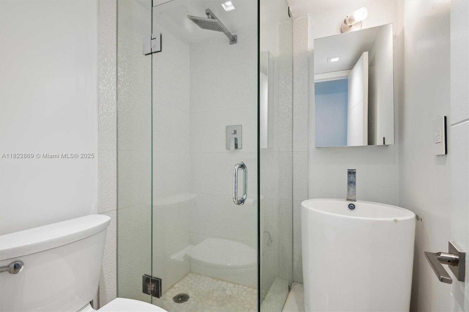 Small Image of 2655 COLLINS AVE #2210, Miami Beach Number 11
