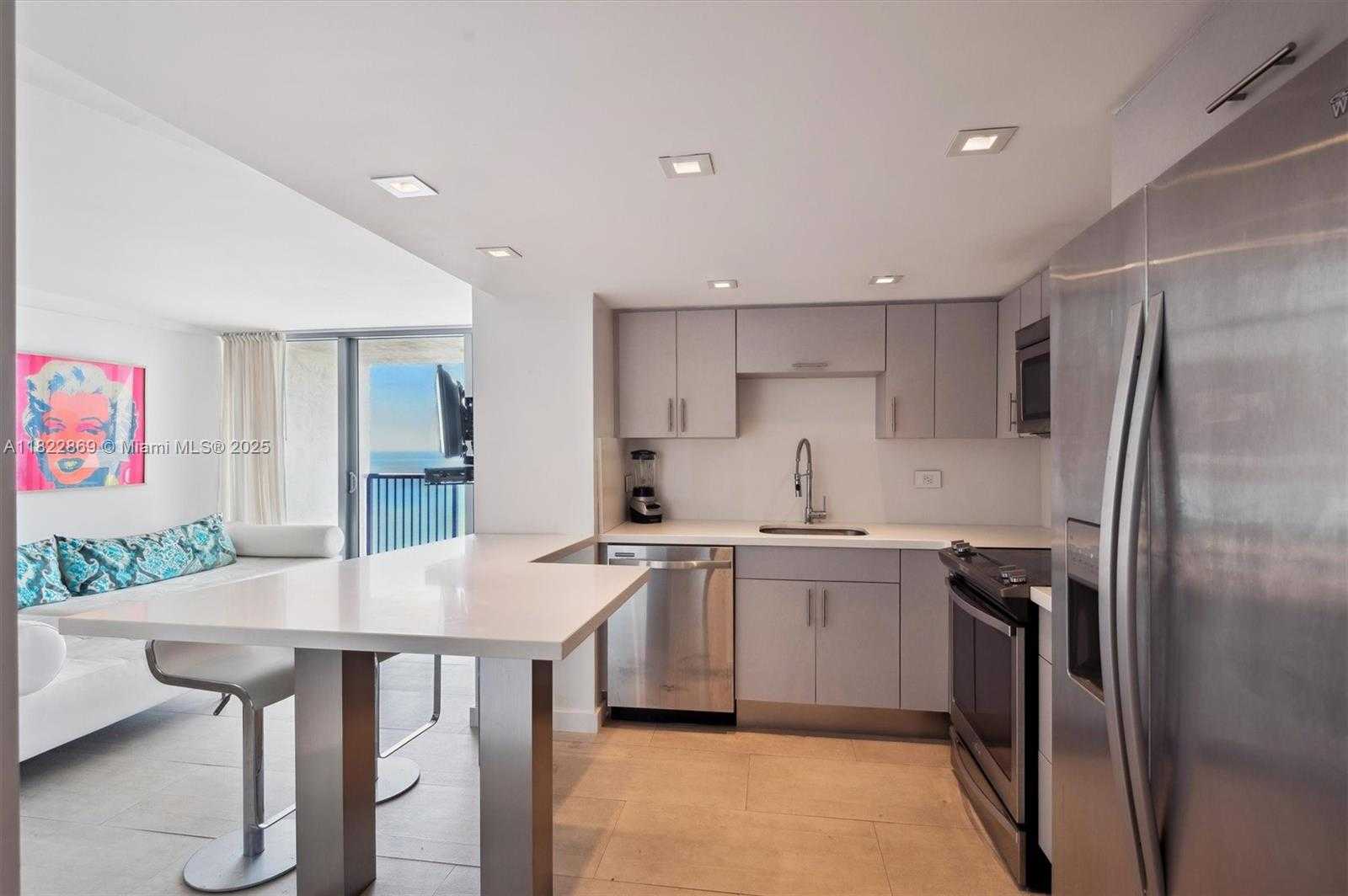 Small Image of 2655 COLLINS AVE #2210, Miami Beach Number 5