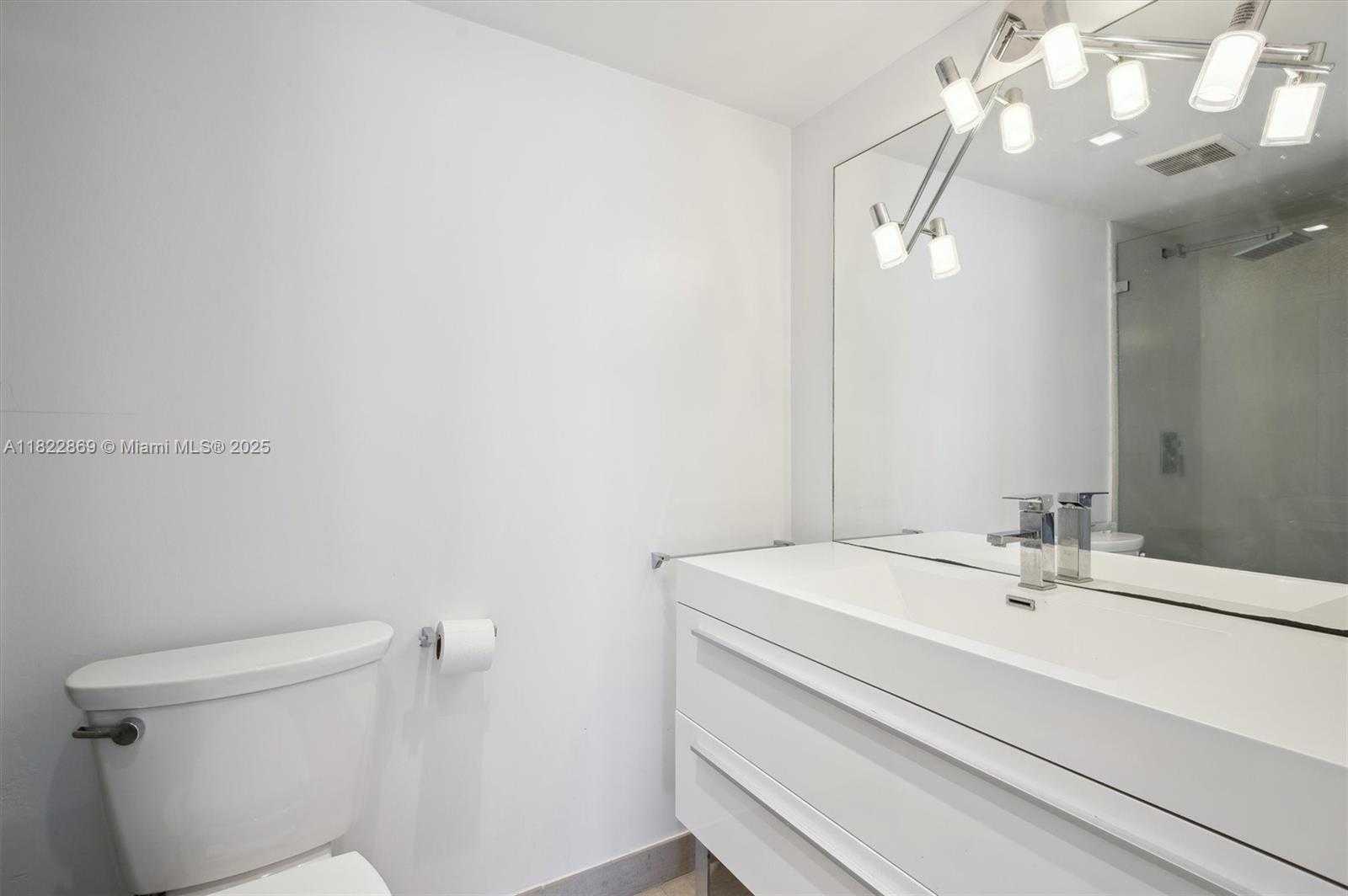 Small Image of 2655 COLLINS AVE #2210, Miami Beach Number 7