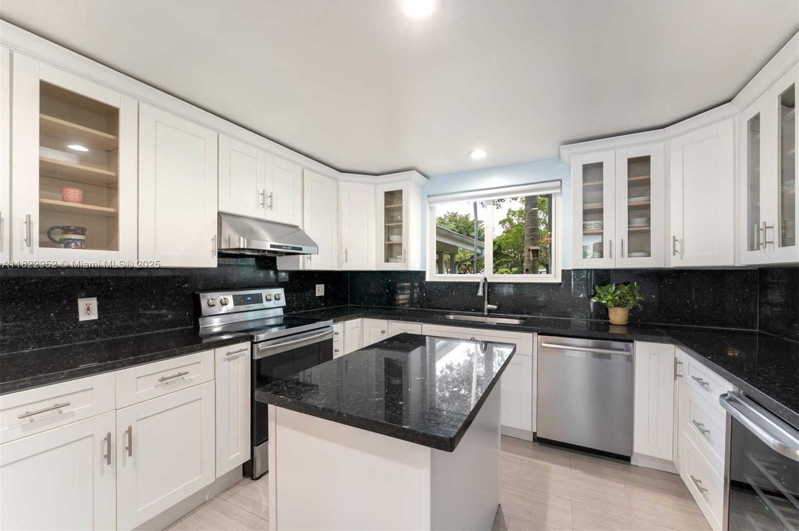 Small Image of 12525 SOUTH WEST 72ND AVE, Pinecrest Number 14