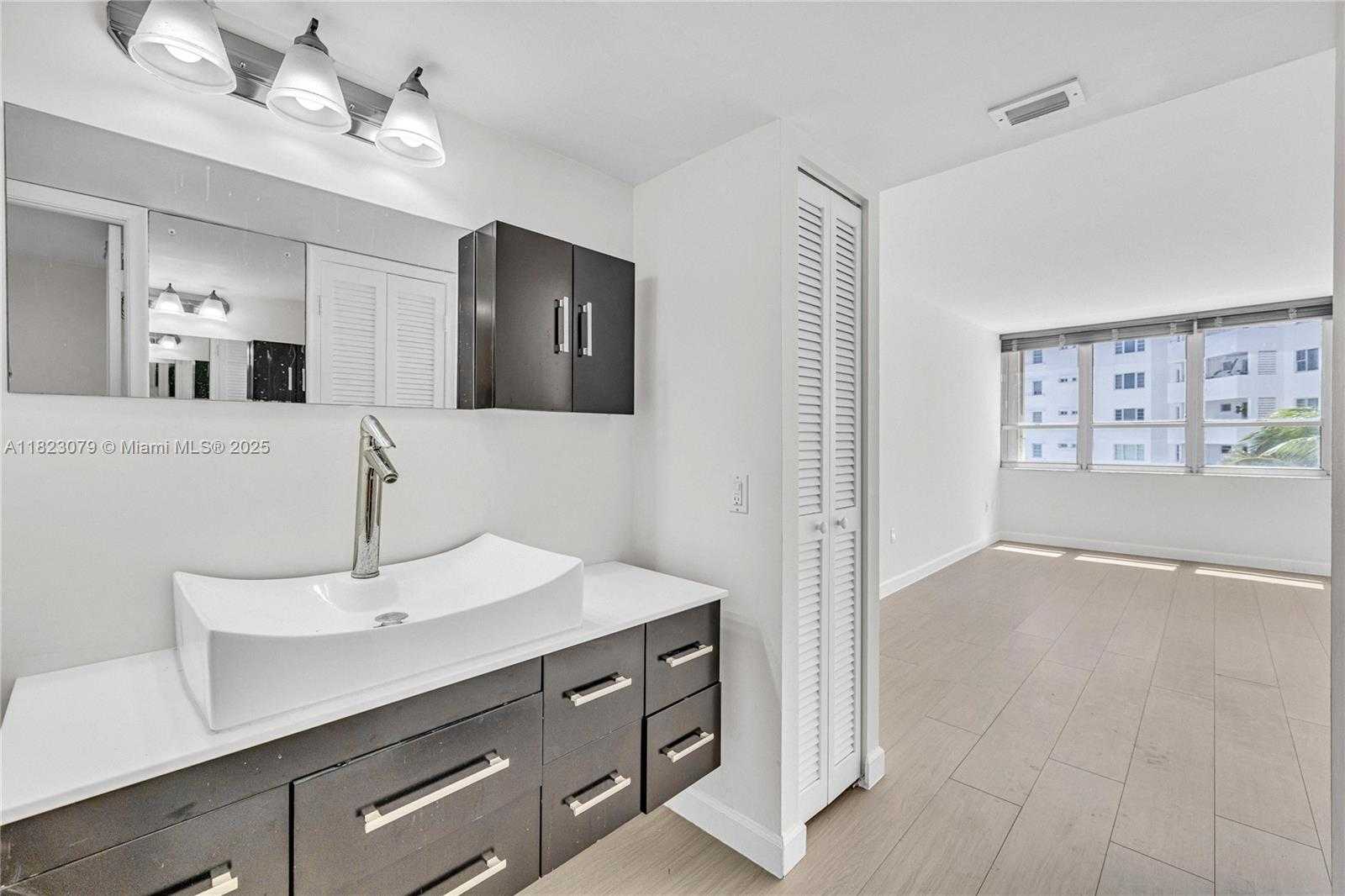 Small Image of 11 ISLAND AVE #608, Miami Beach Number 3