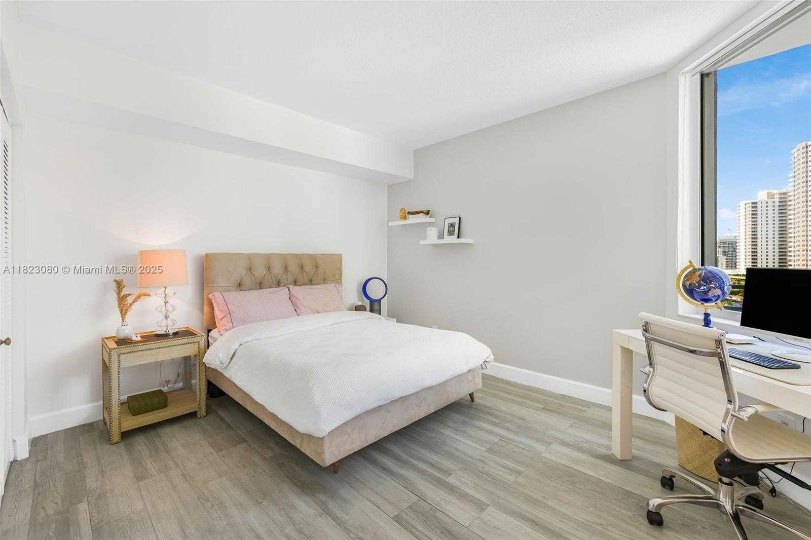 Small Image of 325 SOUTH BISCAYNE BLVD #1019, Miami Number 25