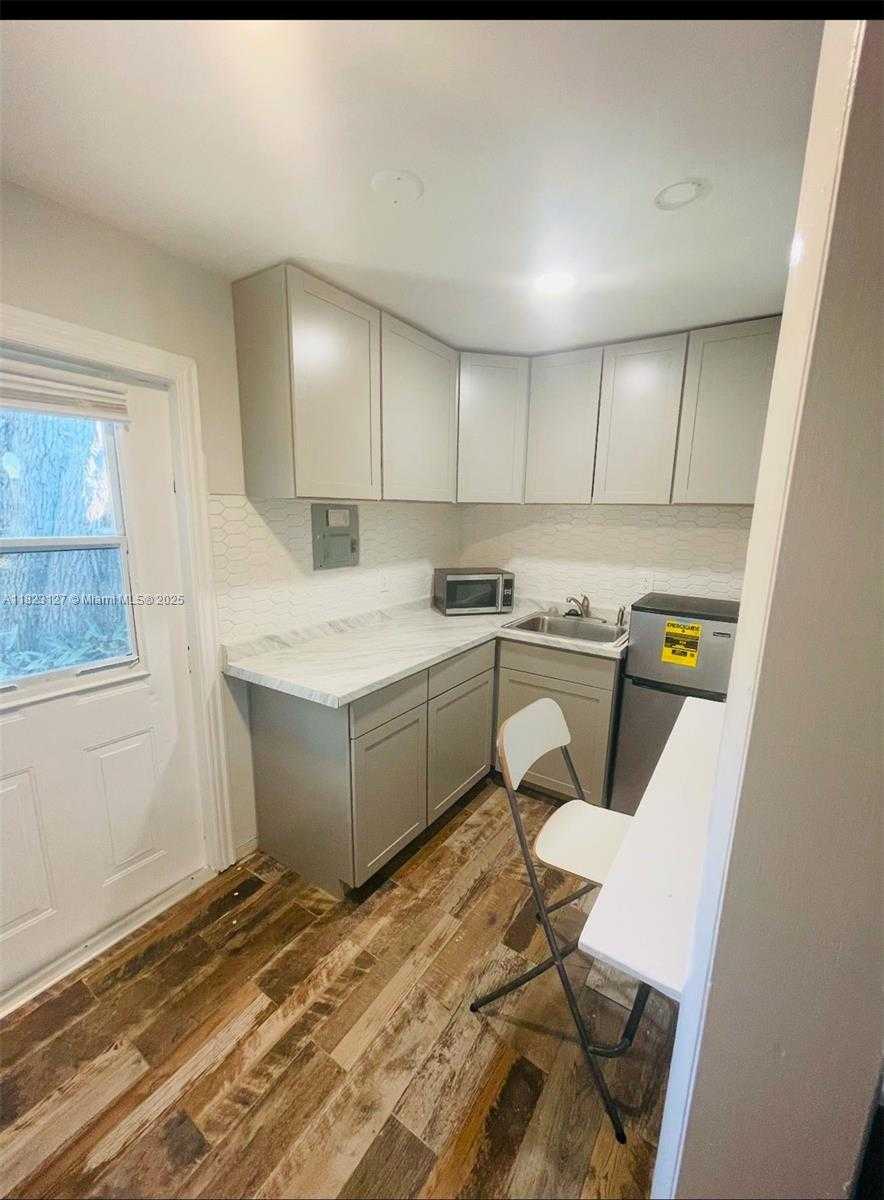 Small Image of 6837 SOUTH WEST 39TH TERRACE #B, South Miami Number 4