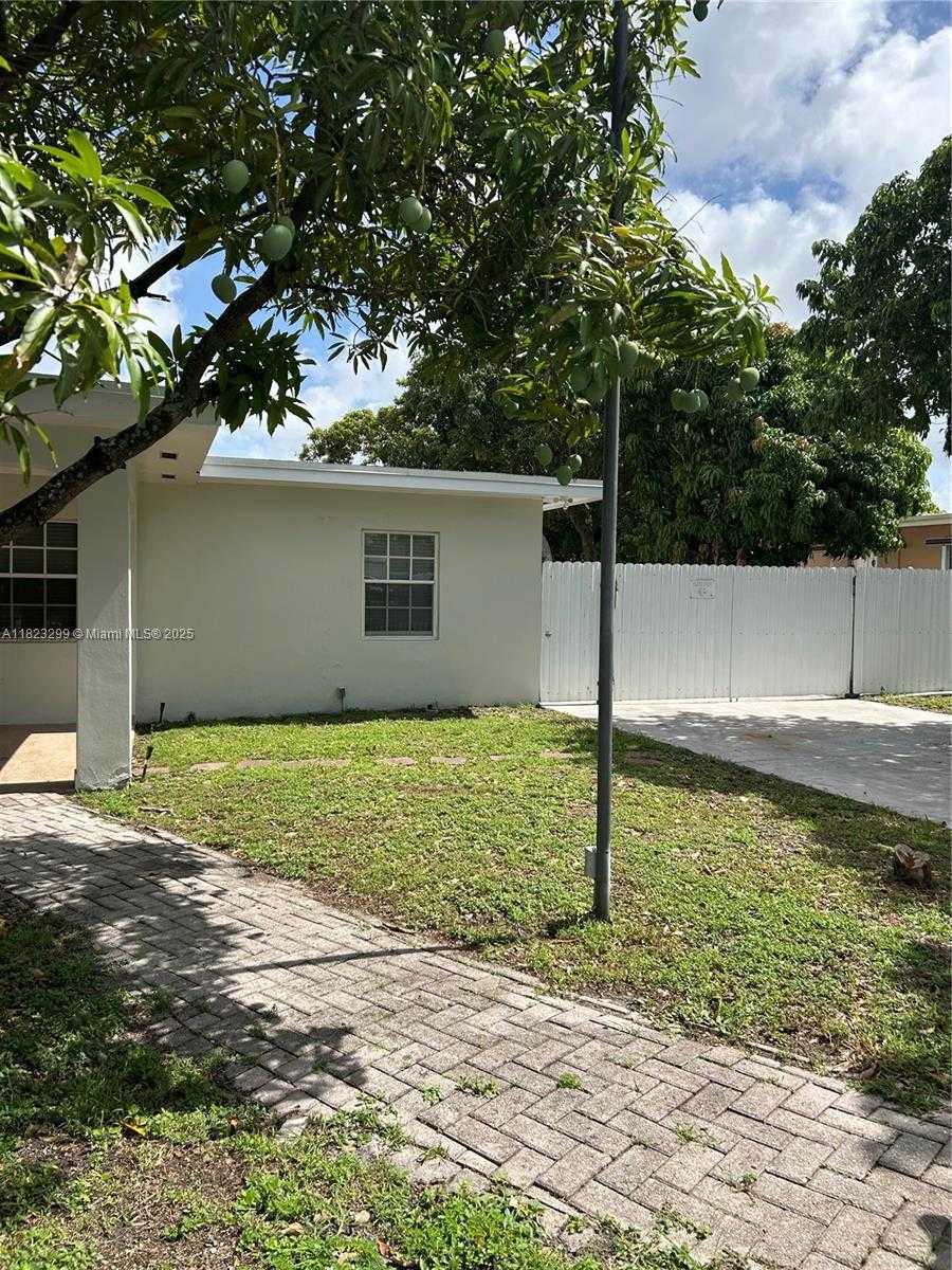Small Image of 621 EAST 46TH ST, Hialeah Number 3