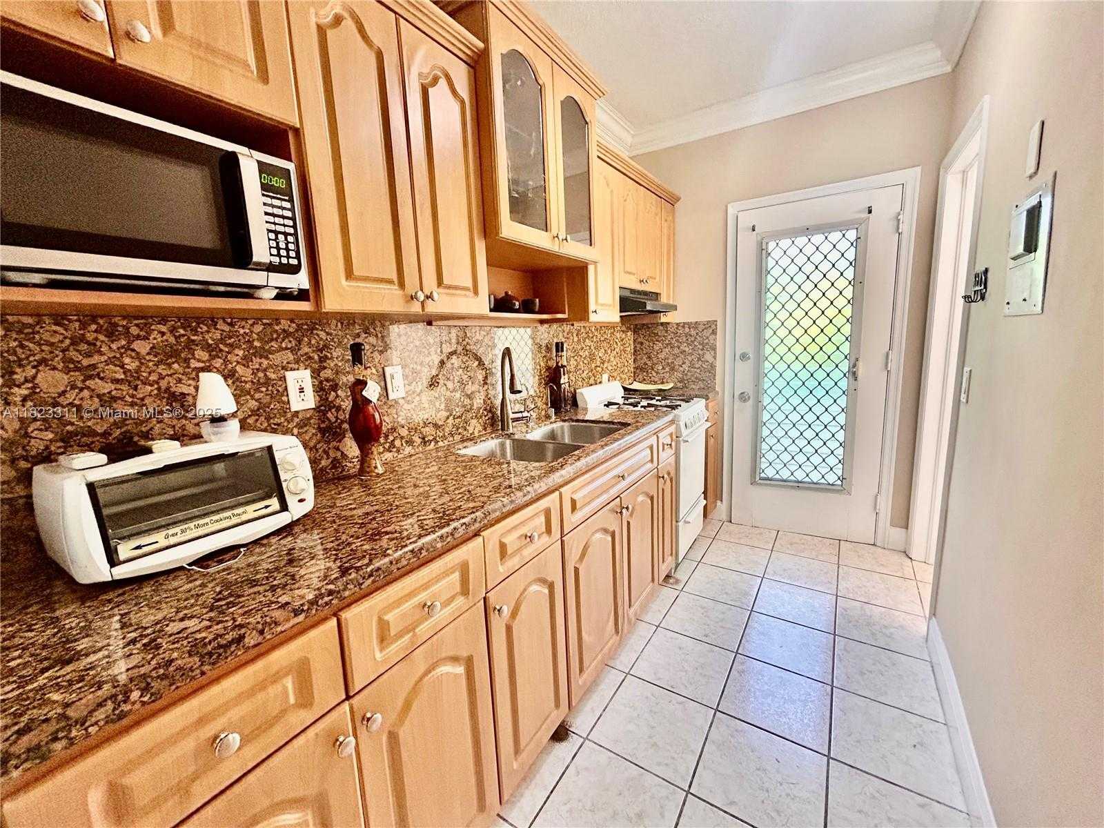 Small Image of 6490 COLLINS AVE #17, Miami Beach Number 2