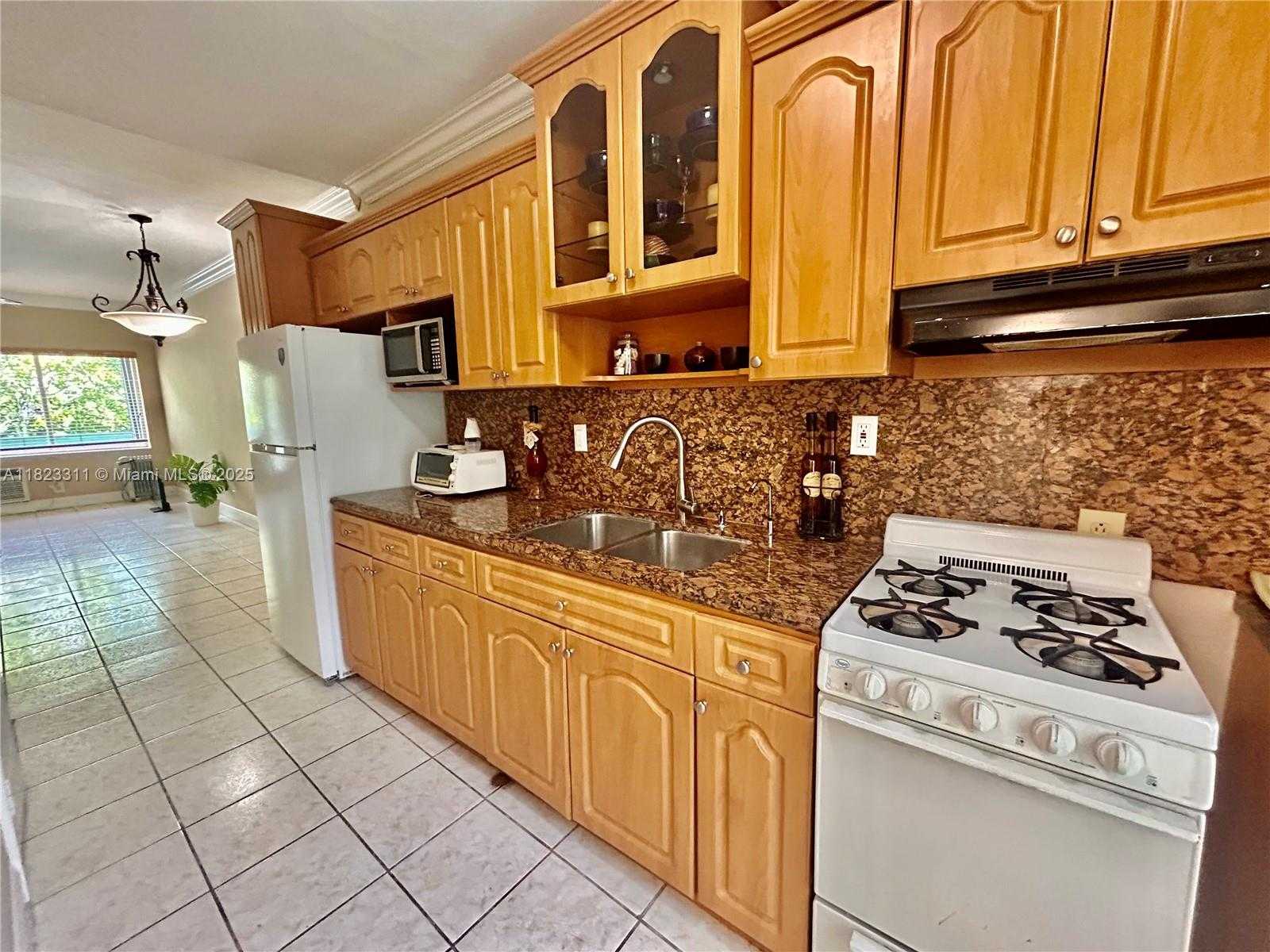 Small Image of 6490 COLLINS AVE #17, Miami Beach Number 3