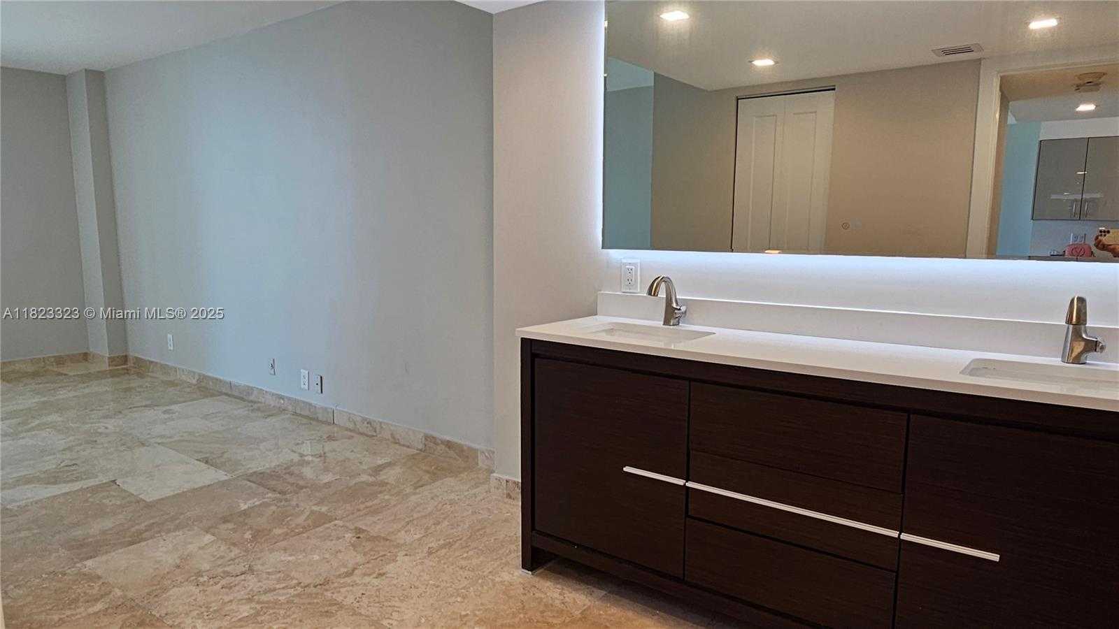 Small Image of 100 BAYVIEW DR #2009, Sunny Isles Beach Number 11