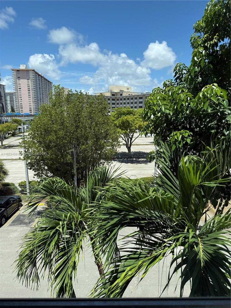 Small Image of 17570 ATLANTIC BLVD #405, Sunny Isles Beach Number 21