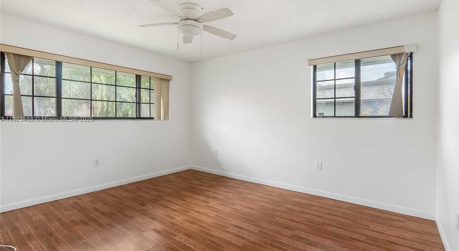 Small Image of Miami Number 22