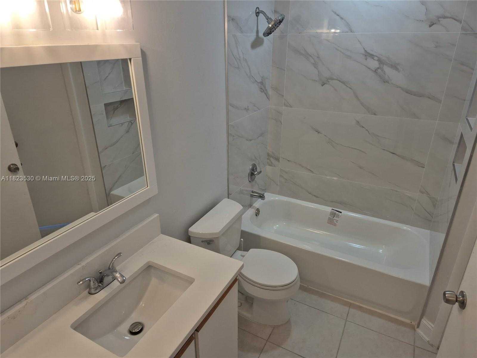 Small Image of 18310 NORTH WEST 68TH AVE #P, Hialeah Number 4