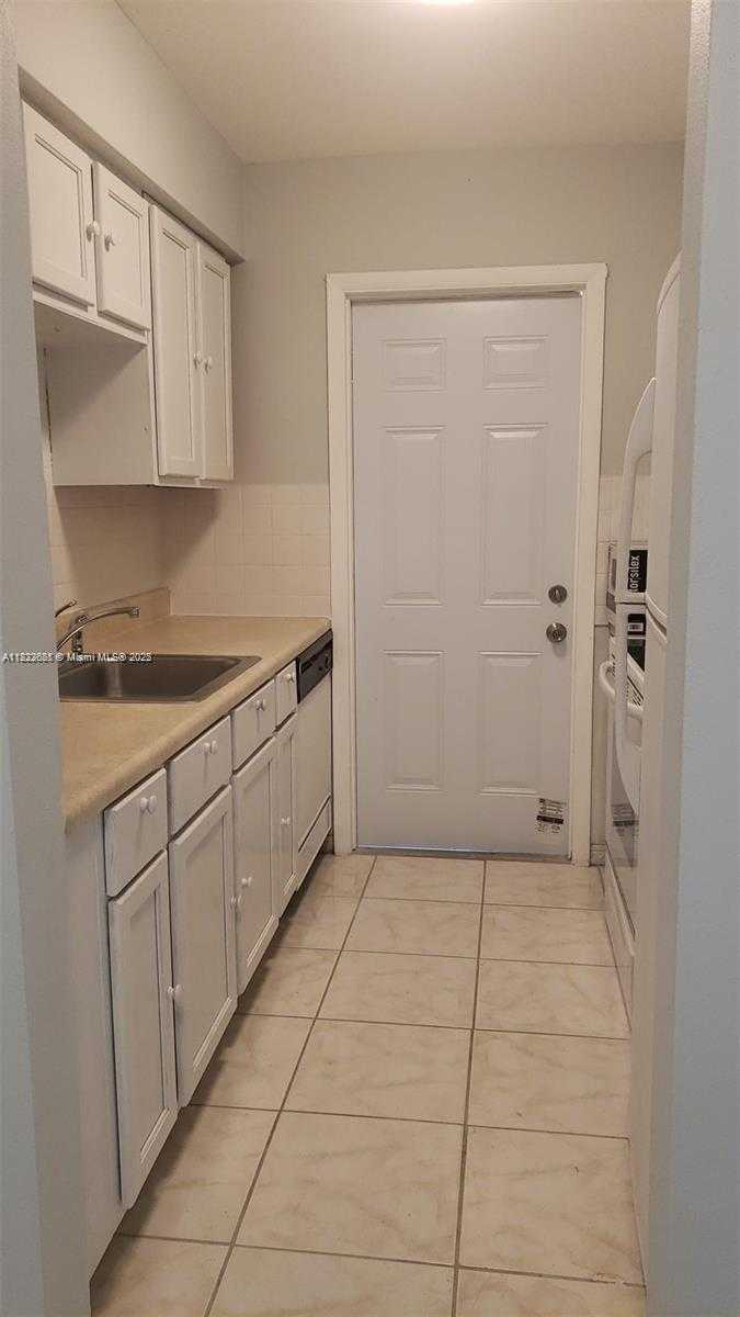 Small Image of 1816 MCKINLEY ST #12, Hollywood Number 3