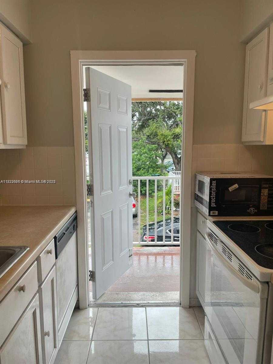 Small Image of 1816 MCKINLEY ST #12, Hollywood Number 5