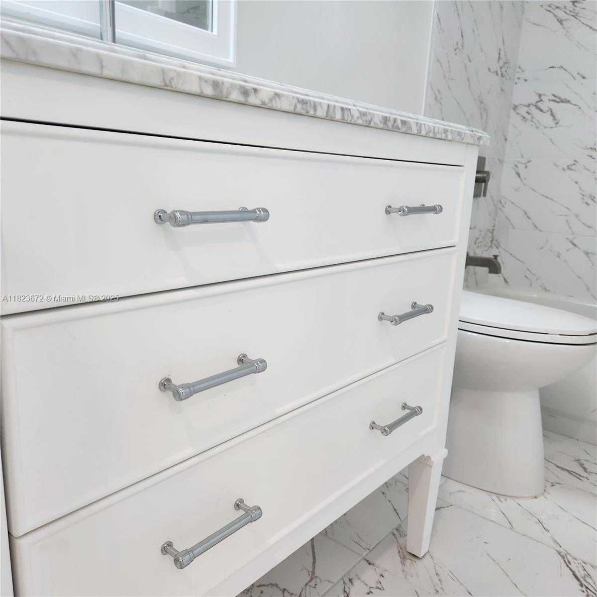 Small Image of Aventura Number 30