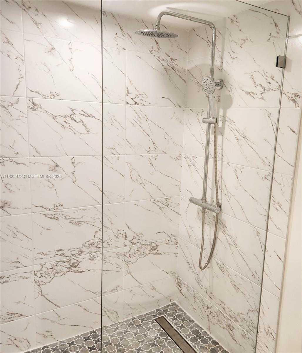 Small Image of Aventura Number 38
