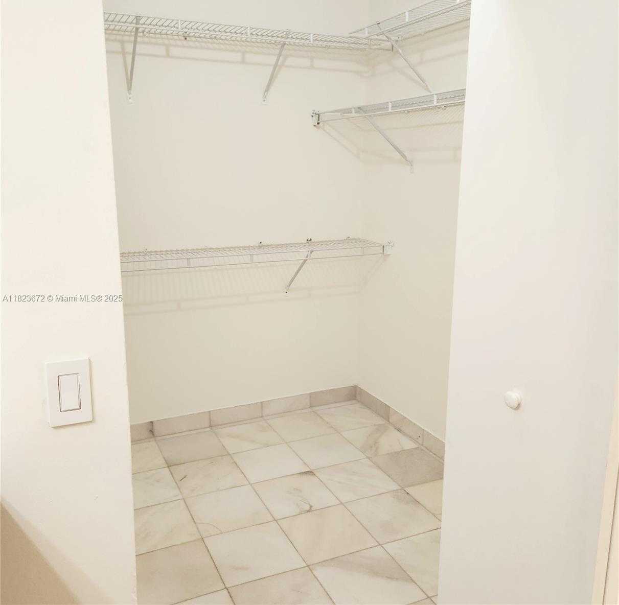 Small Image of Aventura Number 53