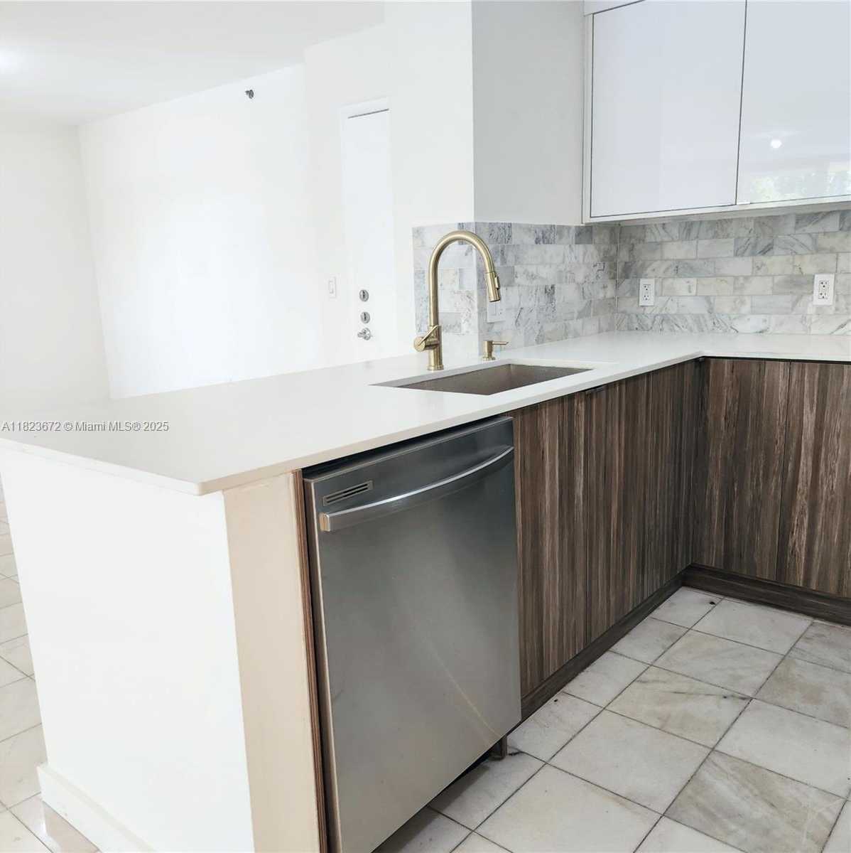 Small Image of Aventura Number 8