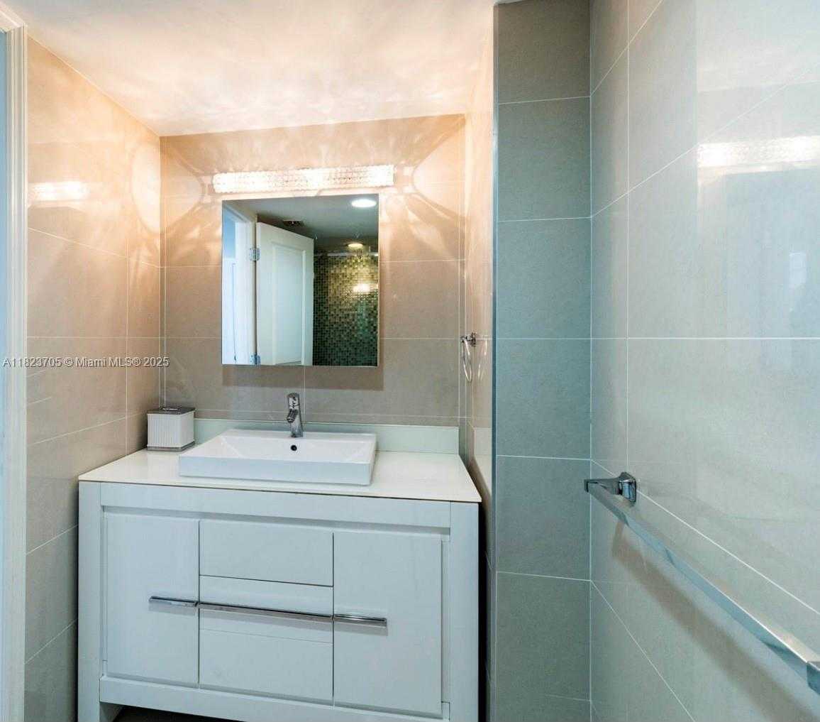 Small Image of 18071 BISCAYNE BLVD #1901, Aventura Number 8
