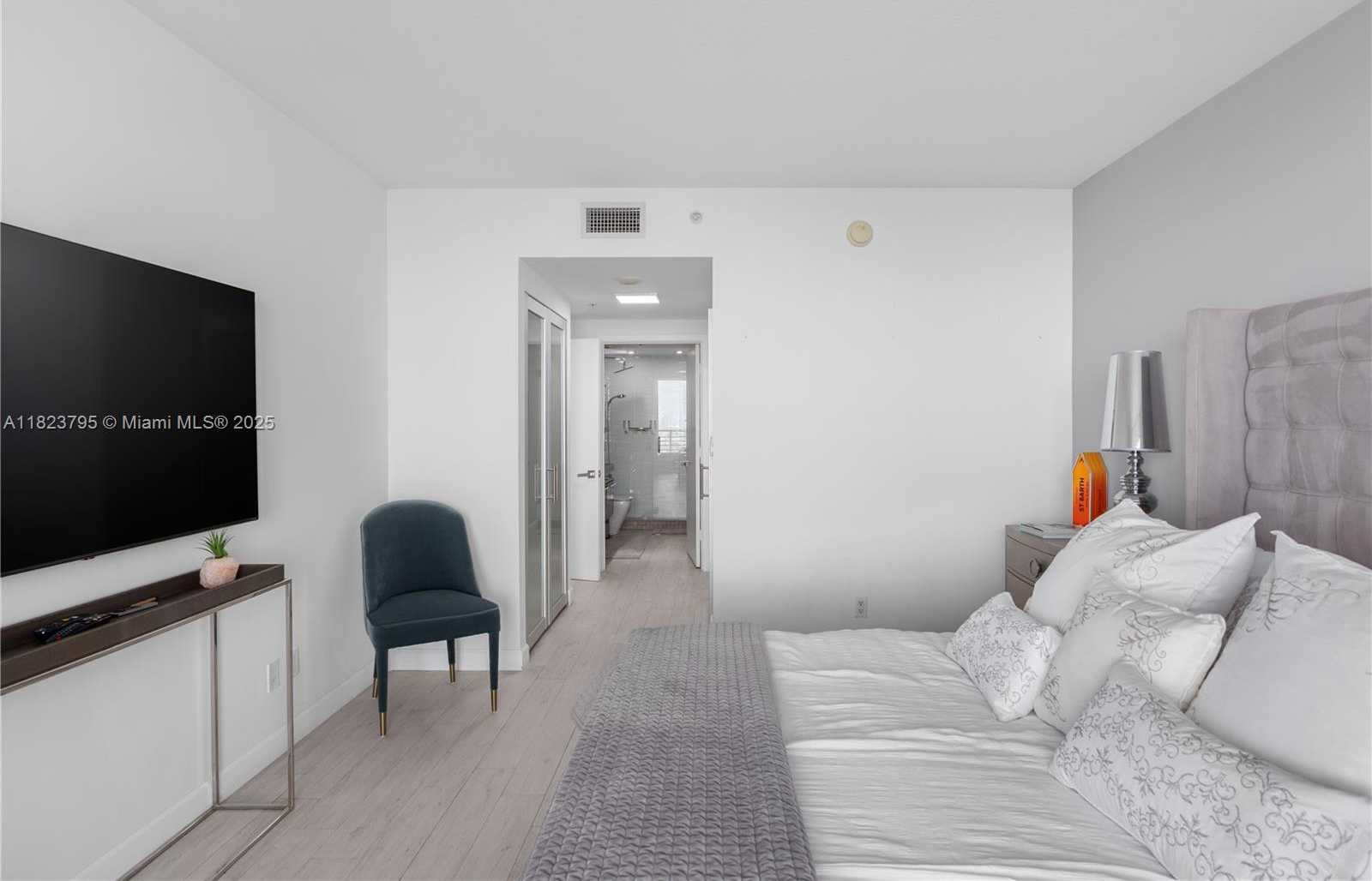 Small Image of 335 SOUTH BISCAYNE BLVD #2309, Miami Number 19