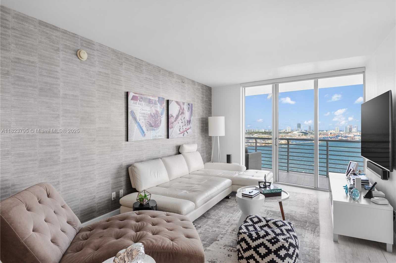 Small Image of 335 SOUTH BISCAYNE BLVD #2309, Miami Number 5